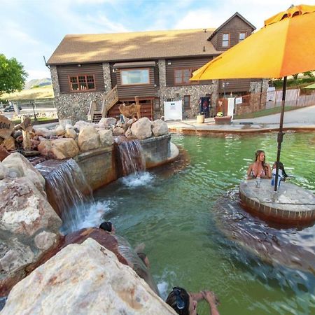 Camelot Inn At Honeyville ภายนอก รูปภาพ