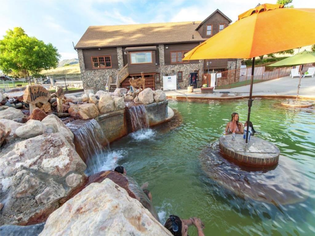 Camelot Inn At Honeyville ภายนอก รูปภาพ