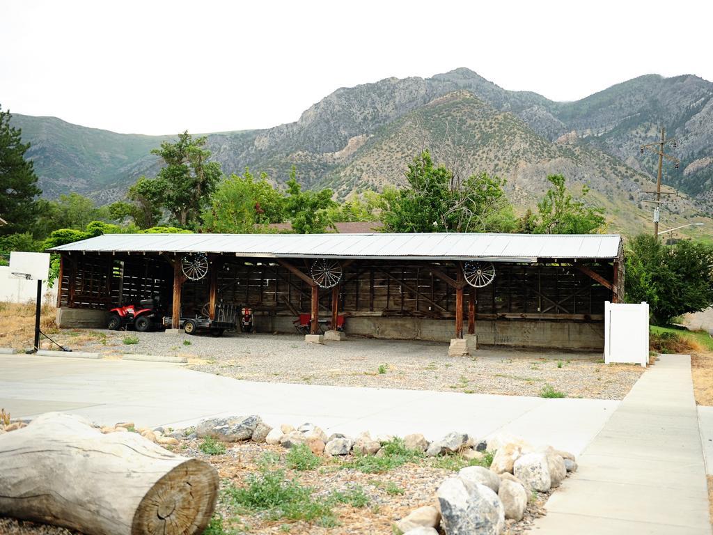 Camelot Inn At Honeyville ภายนอก รูปภาพ